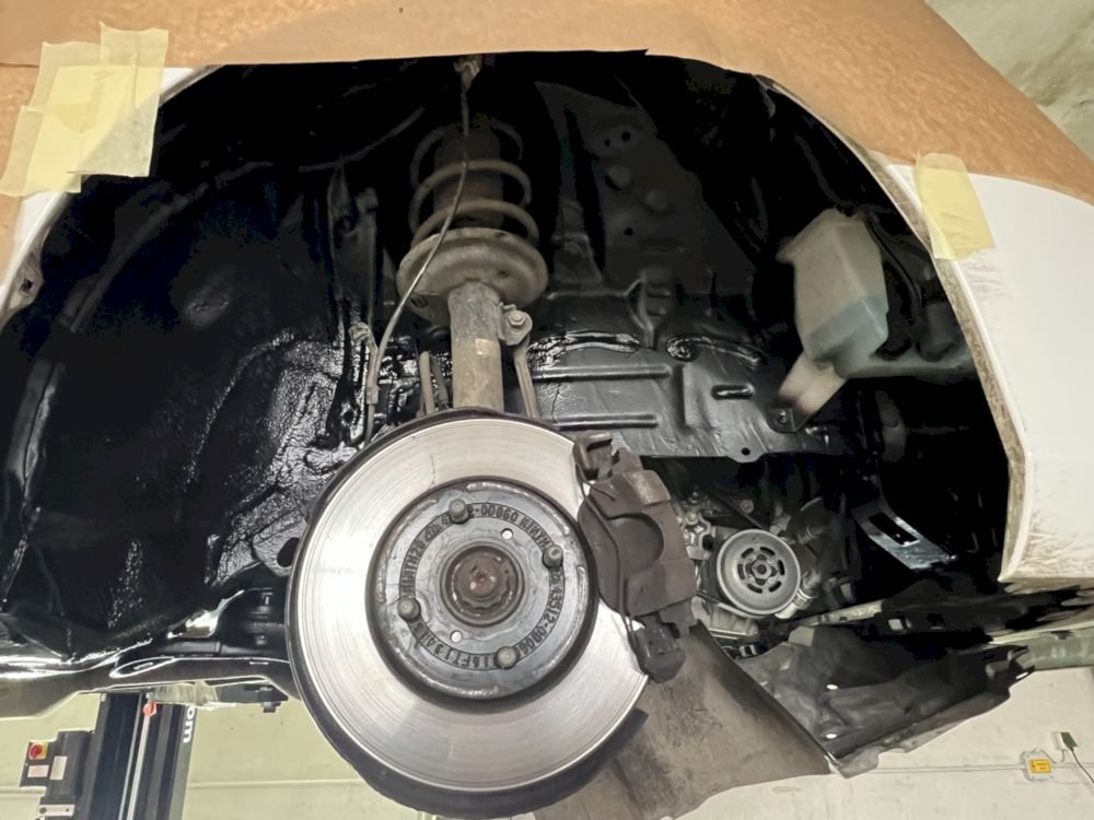 Alvázvédelem és szakszerviz: miért éri meg profira bízni? 1 Szakember által végzett alvázvédelmet bemutató kép