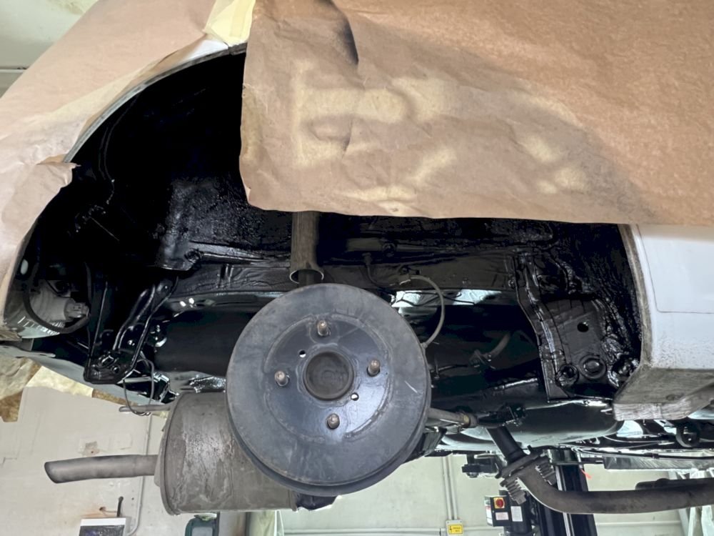 Az alváz rozsdaeltávolítási folyamatát bemutató kép