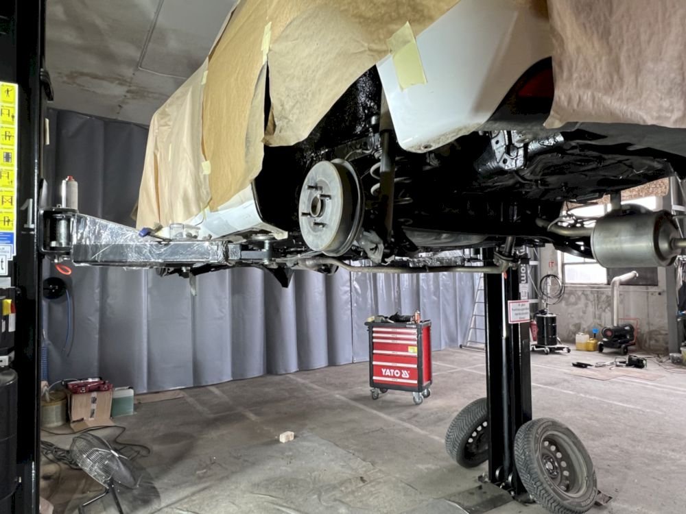 Az alvázvédelem előkészítését bemutató kép