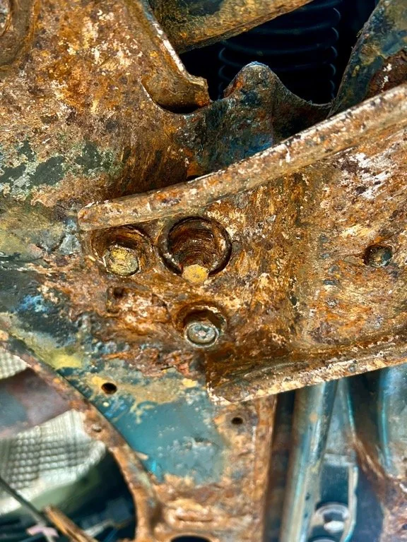 Motorkerékpár korrózióvédelme: mire való a célzott kezelés? 5 Korróziós nyomok csavarokkal rögzített fém alkatrészek felületén